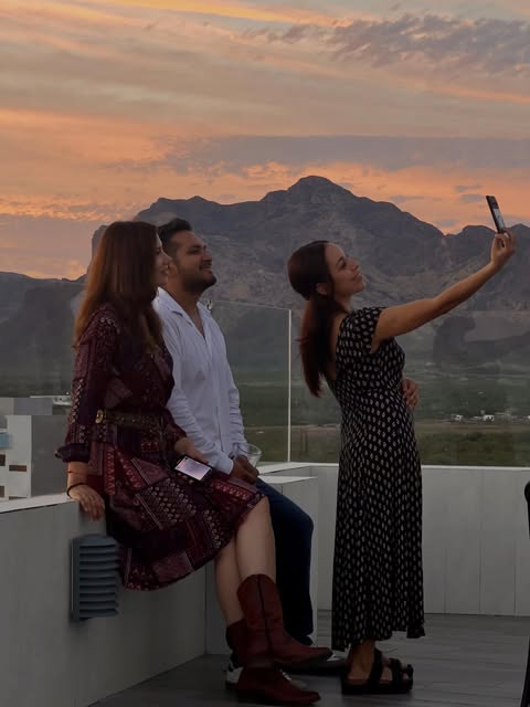 Amigos disfrutando la terraza
